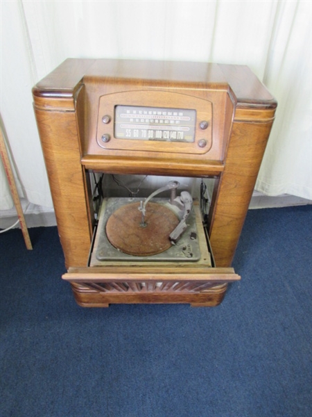 Vintage Philco Tube Radio Phonograph