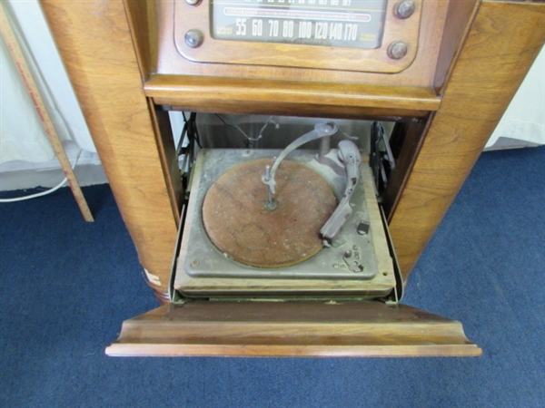 Vintage Philco Tube Radio Phonograph