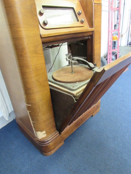 Vintage Philco Tube Radio Phonograph