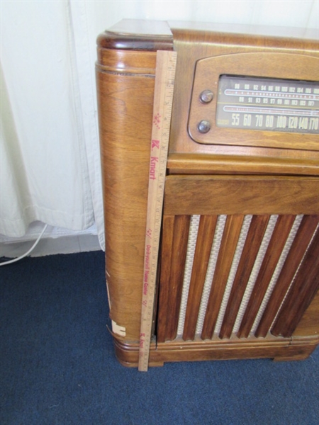 Vintage Philco Tube Radio Phonograph
