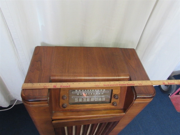 Vintage Philco Tube Radio Phonograph