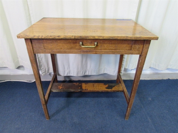 Antique Quarter-sawn Oak Table With Drawer