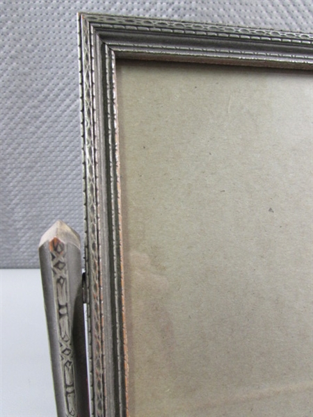 VINTAGE/ANTIQUE TABLE TOP PICTURE FRAME