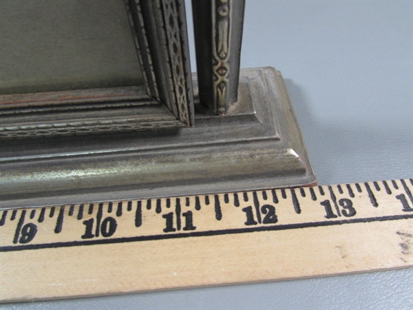 VINTAGE/ANTIQUE TABLE TOP PICTURE FRAME