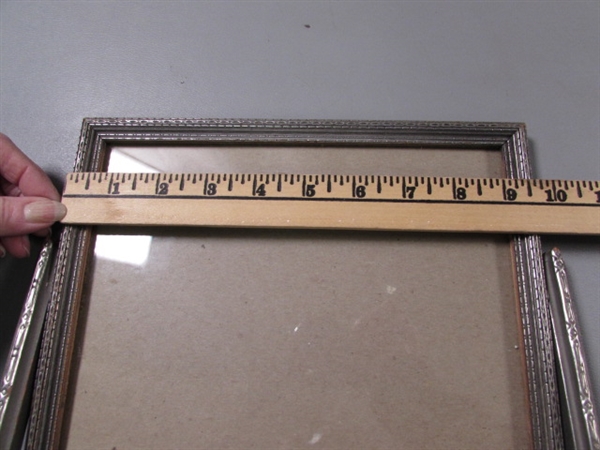VINTAGE/ANTIQUE TABLE TOP PICTURE FRAME