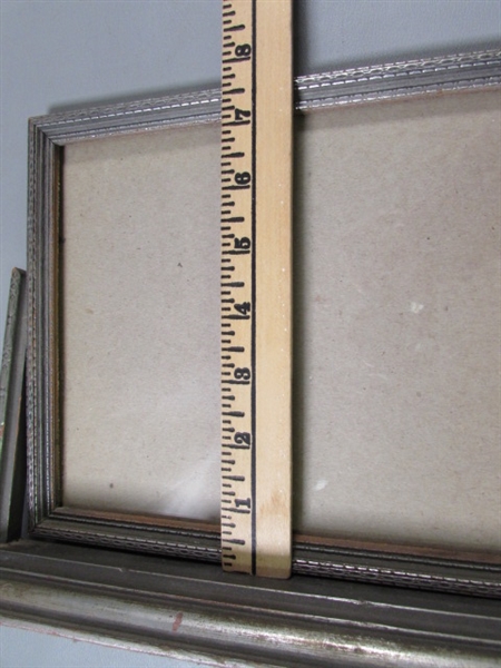 VINTAGE/ANTIQUE TABLE TOP PICTURE FRAME