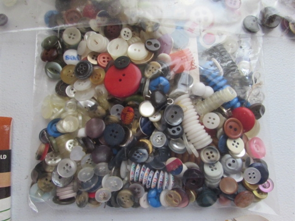 ZIPPERS & BUTTONS