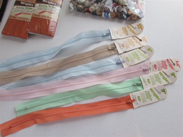 ZIPPERS & BUTTONS