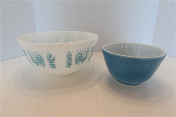 2 VINTAGE PYREX BOWLS
