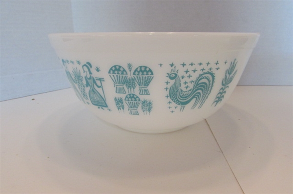 2 VINTAGE PYREX BOWLS