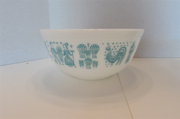 2 VINTAGE PYREX BOWLS