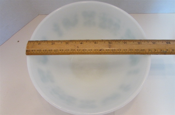 2 VINTAGE PYREX BOWLS