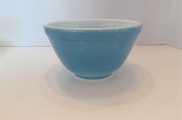 2 VINTAGE PYREX BOWLS