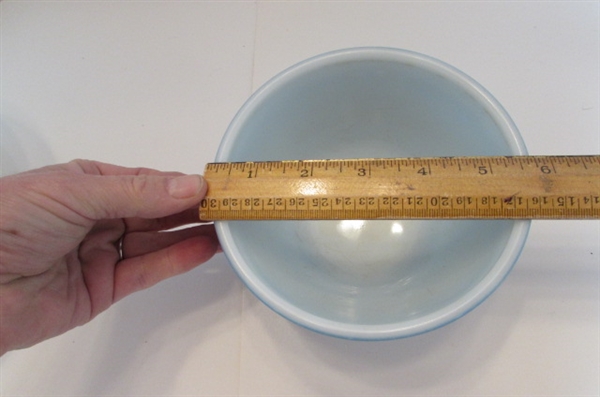 2 VINTAGE PYREX BOWLS