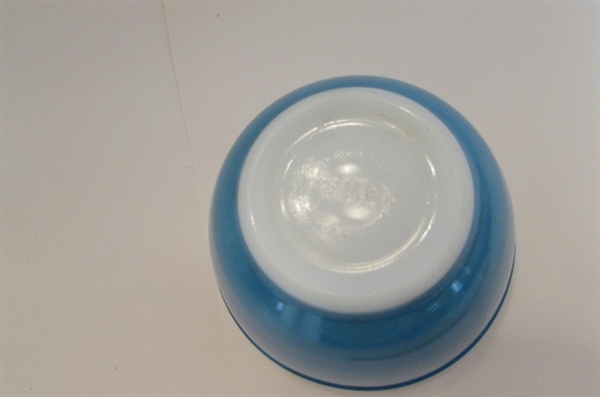 2 VINTAGE PYREX BOWLS