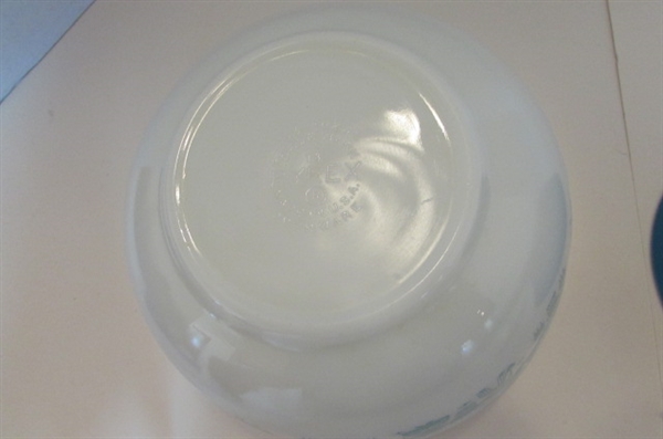 2 VINTAGE PYREX BOWLS