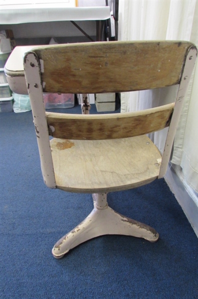 VINTAGE SCHOOL DESK W/ATTACHED CHAIR