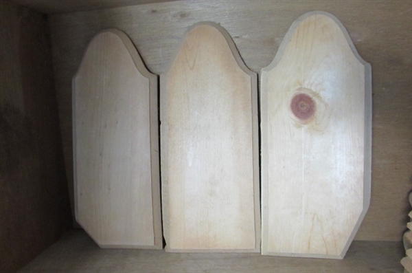 LARGE ASSORTMENT OF WOODEN PLAQUES
