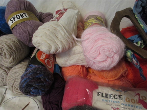 VINTAGE YARN & LAP-WEAVING LOOM