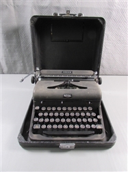 VINTAGE ROYAL PORTABLE TYPEWRITER WITH GLASS KEYS IN CASE