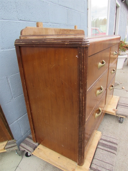 6-DRAWER ANTIQUE DRESSER W/MIRROR