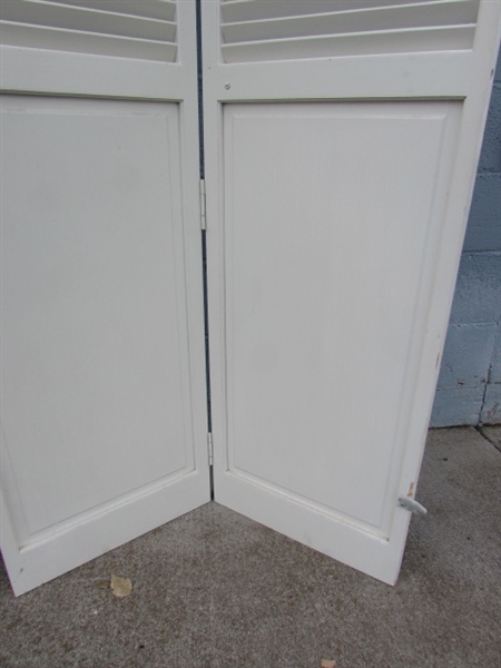 PAIR OF SHUTTER STYLE CLOSET DOORS