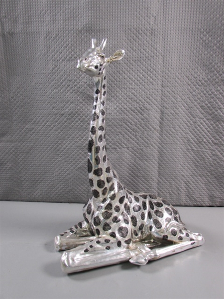 GIRAFFE STATUE