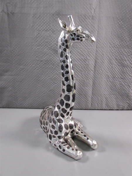 GIRAFFE STATUE