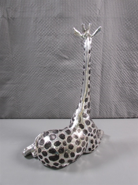 GIRAFFE STATUE