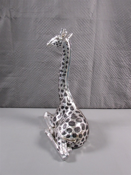 GIRAFFE STATUE