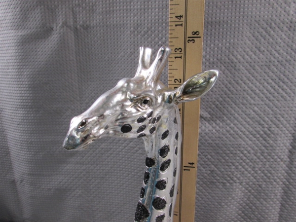 GIRAFFE STATUE