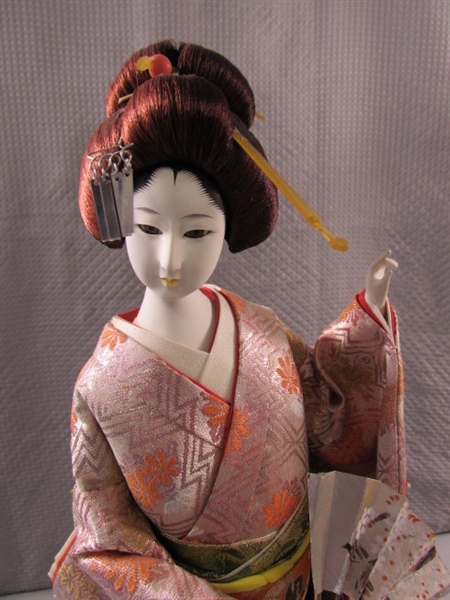 GEISHA DOLL IN DISPLAY CASE