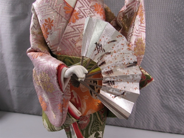 GEISHA DOLL IN DISPLAY CASE