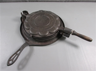 VINTAGE ALFRED ANDRESEN HEART SHAPED CAST IRON WAFFLE MAKER