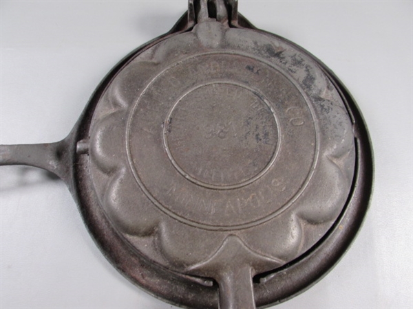 VINTAGE ALFRED ANDRESEN HEART SHAPED CAST IRON WAFFLE MAKER