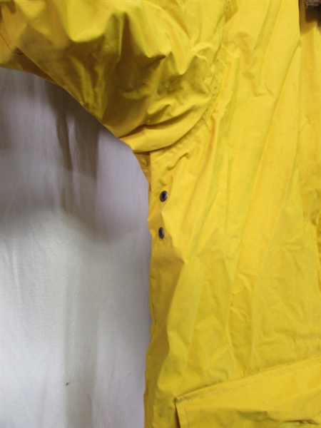 MEDIUM REVERSIBLE MARLBORO RAIN SLICKER/JACKET