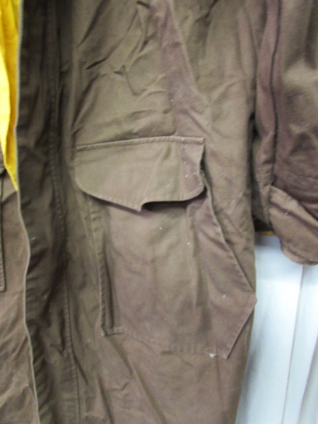MEDIUM REVERSIBLE MARLBORO RAIN SLICKER/JACKET