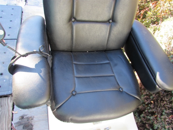 PIBBS PEDICURE SPA CHAIR W/TECHNICIAN CHAIR & EXTRA PUMP