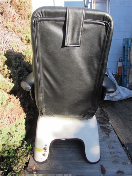 PIBBS PEDICURE SPA CHAIR W/TECHNICIAN CHAIR & EXTRA PUMP
