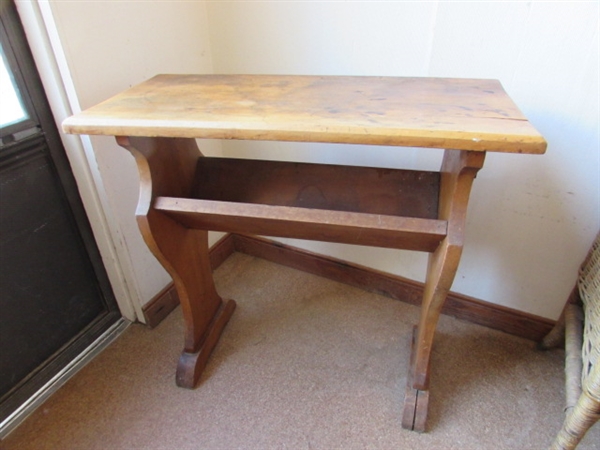 VINTAGE WOOD SIDE TABLE