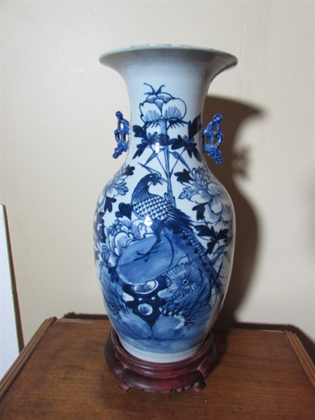 ANTIQUE CHINESE VASE
