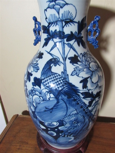 ANTIQUE CHINESE VASE