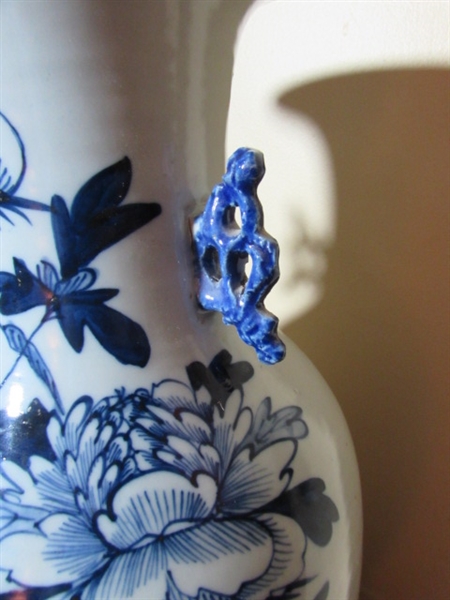 ANTIQUE CHINESE VASE