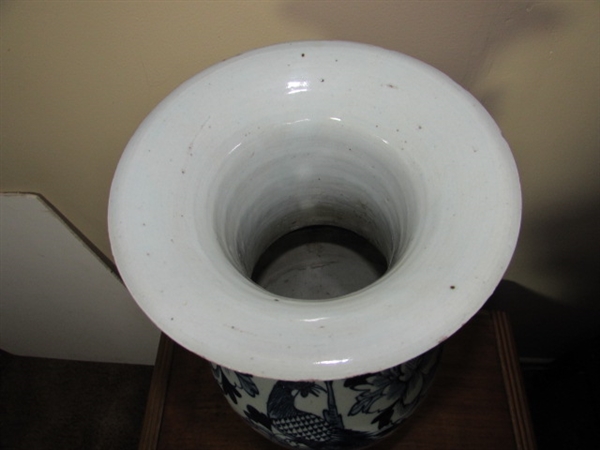 ANTIQUE CHINESE VASE