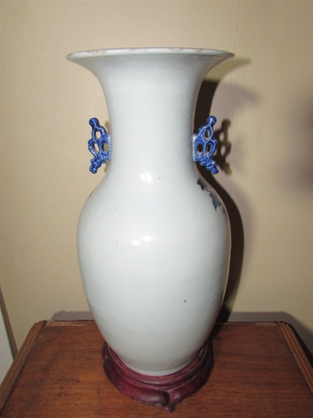 ANTIQUE CHINESE VASE