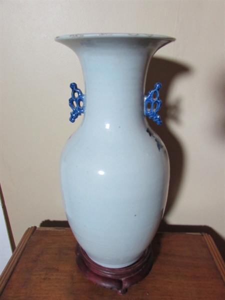 ANTIQUE CHINESE VASE