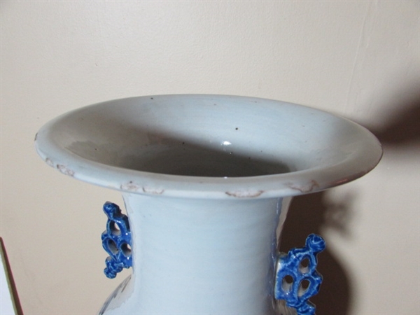 ANTIQUE CHINESE VASE