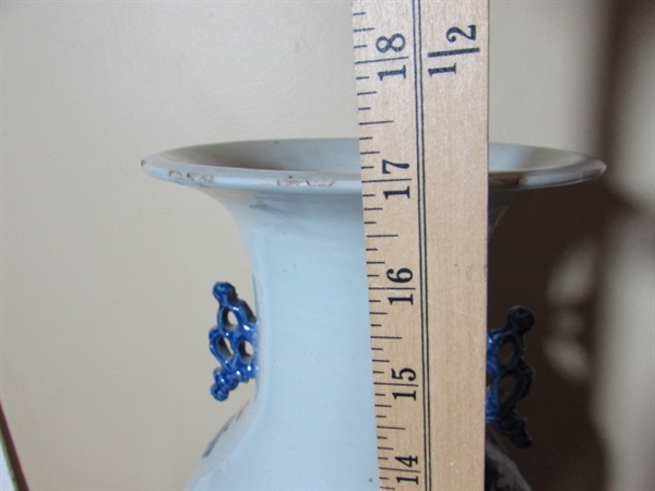 ANTIQUE CHINESE VASE