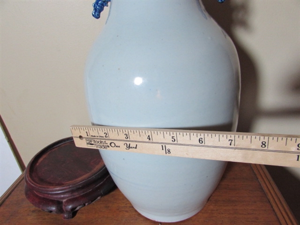 ANTIQUE CHINESE VASE
