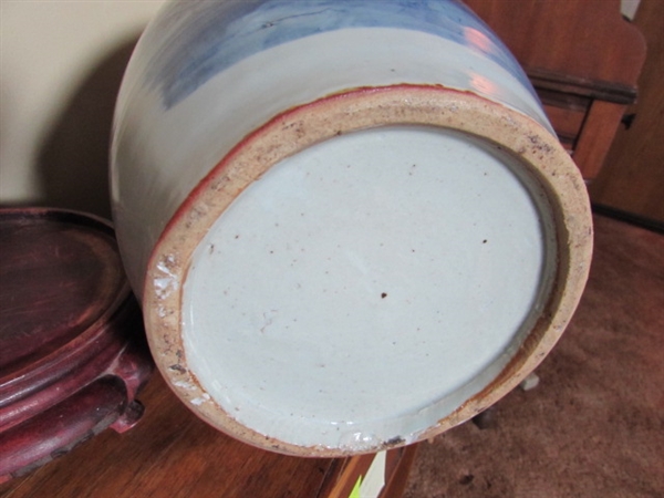 ANTIQUE CHINESE VASE